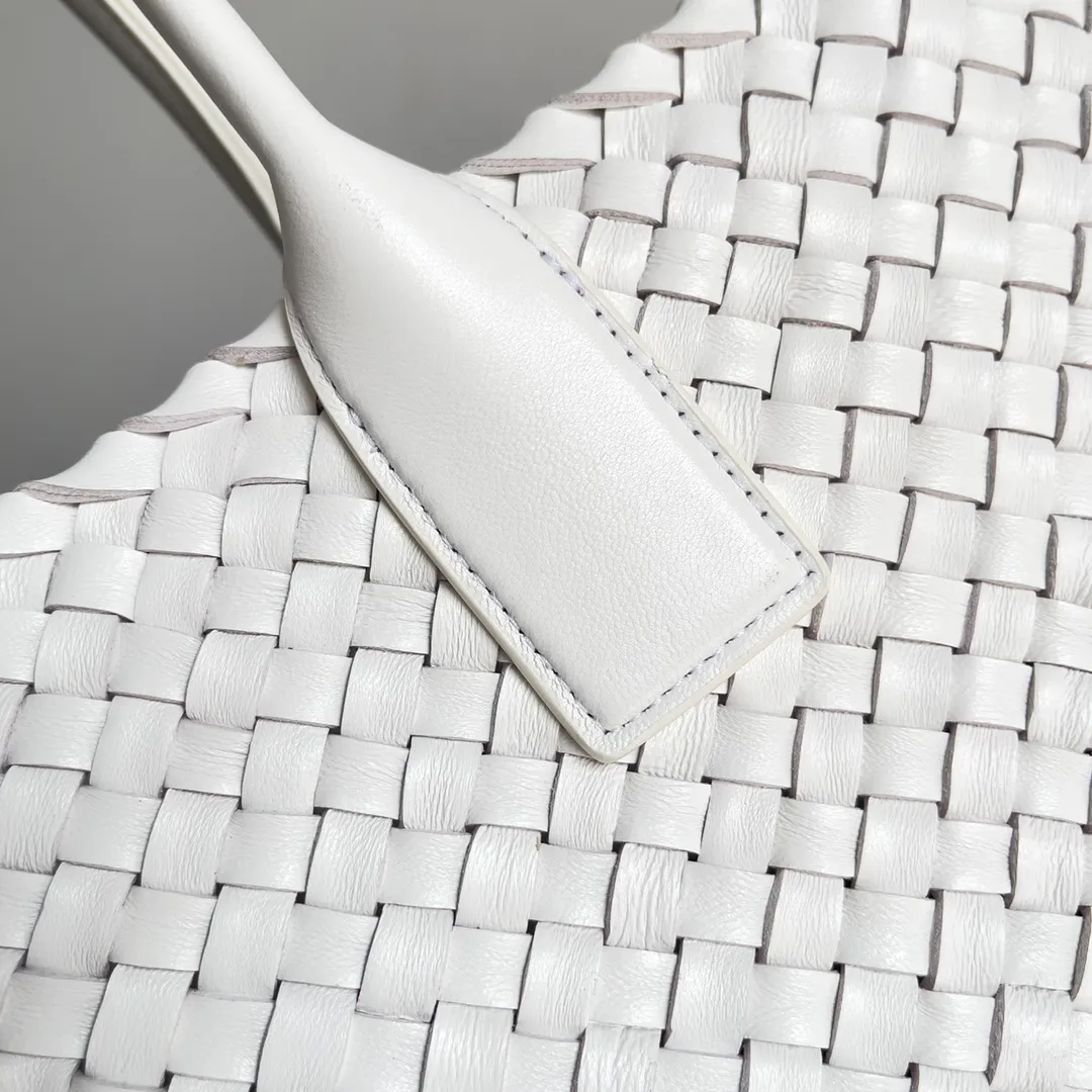 Batch 2860 Classic returns... (large size 51cm) • Cabat, born in 2001, is one of the most iconic styles of the Bottega Veneta workshop. The whole bag is made of top-grade imported lambskin. There is no exposed logo on the whole bag, but with the classic wide woven elements, you can tell who it belongs to at a glance! Can be carried on one shoulder, very practical! Style number: 608811 Size: 51*18*28